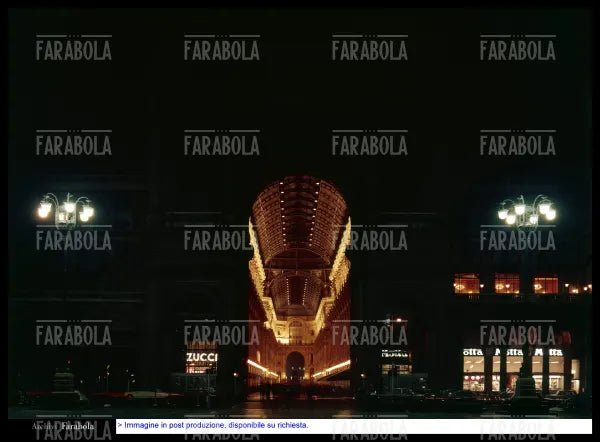 Veduta notturna della Galleria Vittorio Emanuele II, Milano, anni 80 - Farabola Immagine digitale