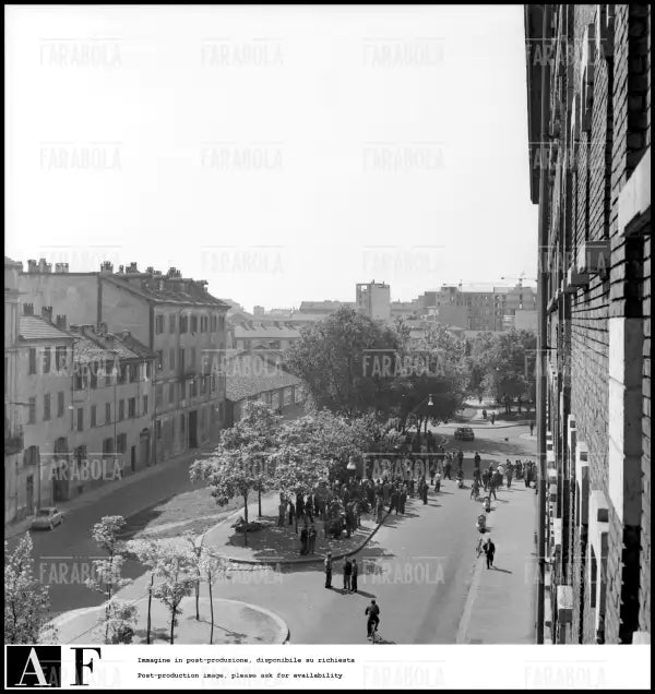 Venditori ambulanti e giocatori d'azzardo in via Conca del Naviglio, Milano, 1961 - Farabola Immagine digitale