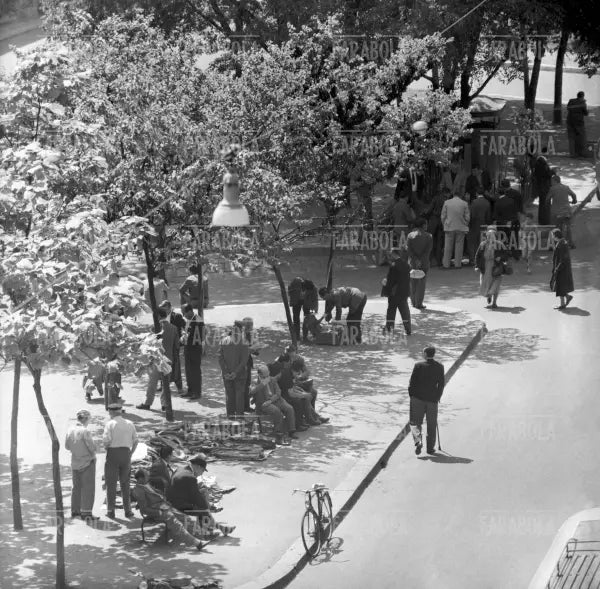 Venditori ambulanti e giocatori d'azzardo in via Conca del Naviglio, Milano, 1961 - Farabola Immagine digitale