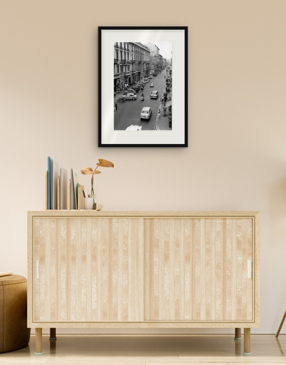 Fine-Art-Druck von „Via Paolo Sarpi, Mailand 1958“ mit schwarzem Rahmen und Passepartout, im Wohnzimmer über einer Anrichte aufgehängt