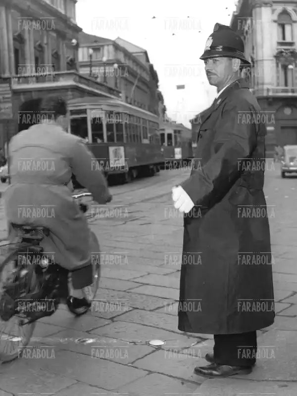 Vigile urbano, Milano, 1959 - Farabola Immagine digitale