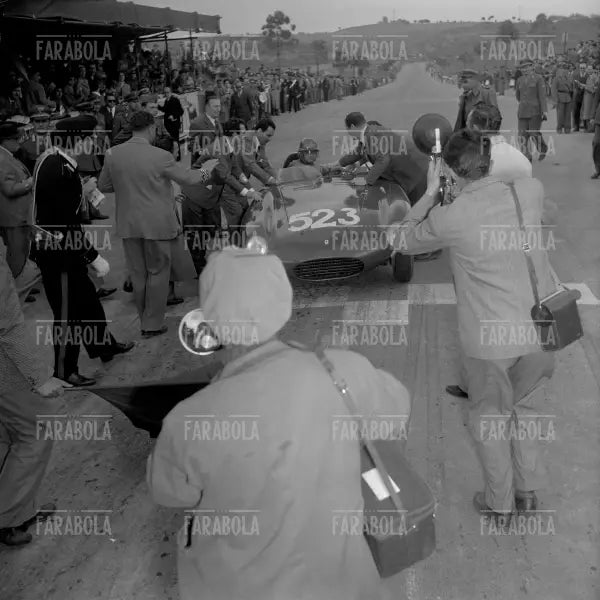 Vittorio Marzotto su Ferrari 500 Mondial, Mille Miglia, 1954 - Farabola Immagine digitale