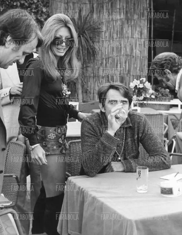 Walter Chiari con la moglie Alida Chelli, Milano, 1971 - Farabola Immagine digitale
