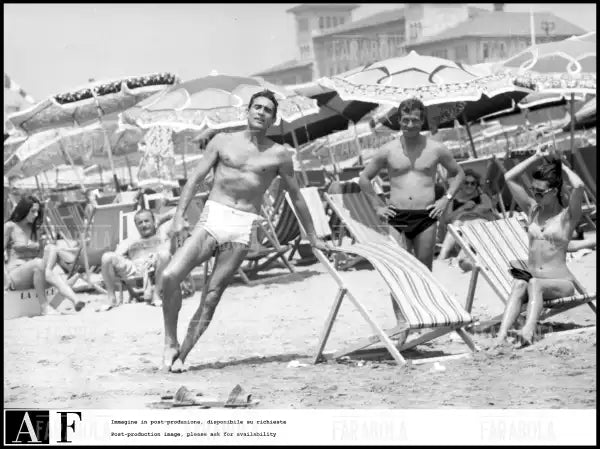 Walter Chiari e Alida Chelli al mare a Viareggio, 1968 - Farabola Immagine digitale