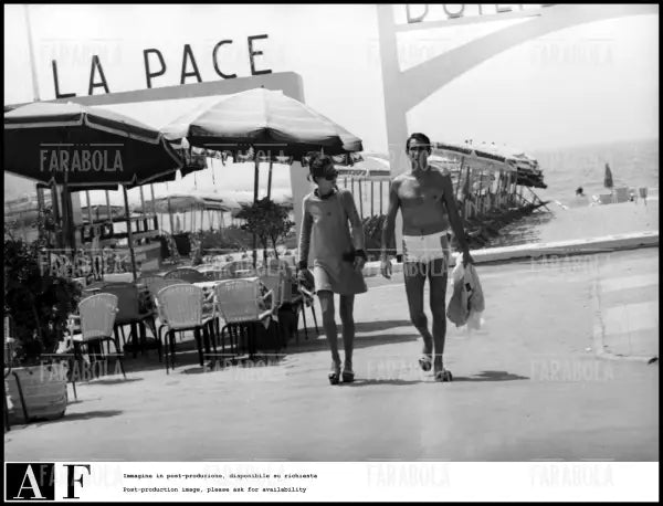 Walter Chiari e Alida Chelli al mare a Viareggio, 1968 - Farabola Immagine digitale