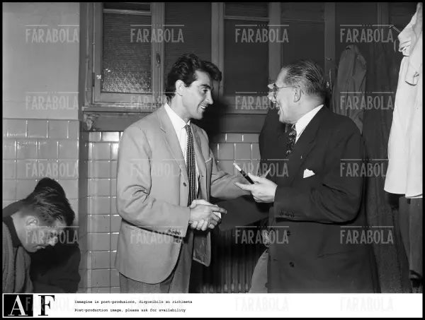 Walter Chiari negli spogliatoi di San Siro, Milano, 1951 - Farabola Immagine digitale