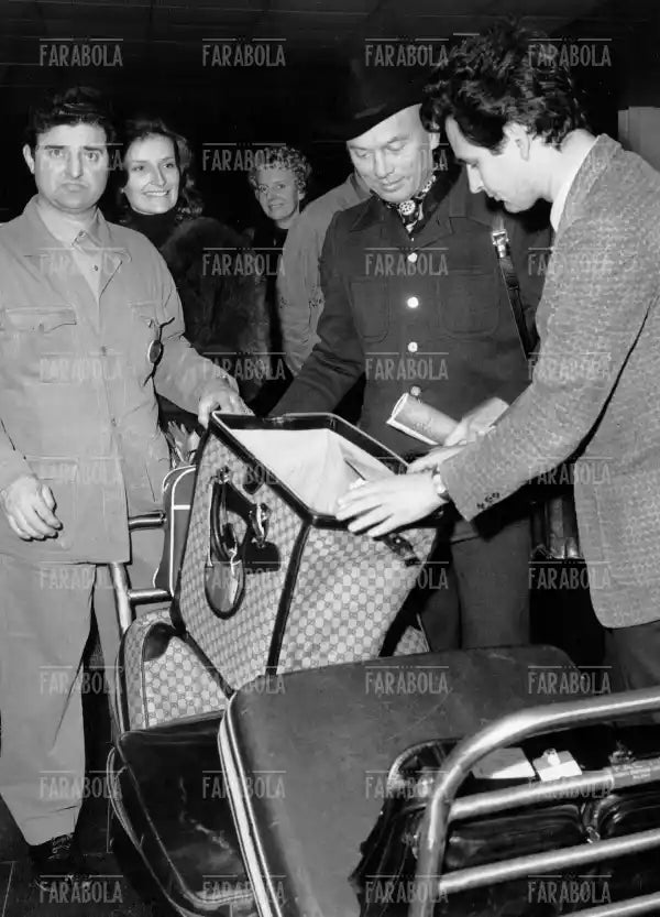 Yul Brynner con la moglie a Linate, Milano, 1972 - Farabola Immagine digitale