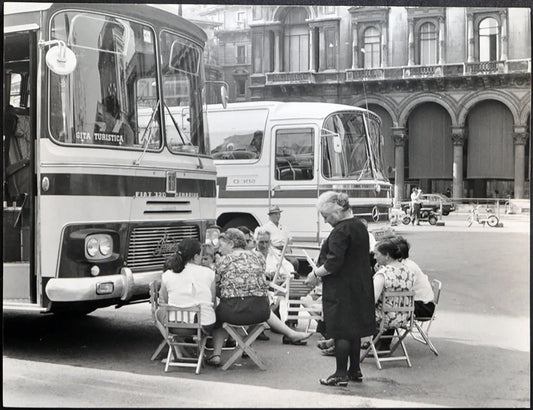 Milano Autobus turistici in piazza Duomo Ft 2198 - Stampa 21x27 cm - Farabola Stampa ai sali d'argento