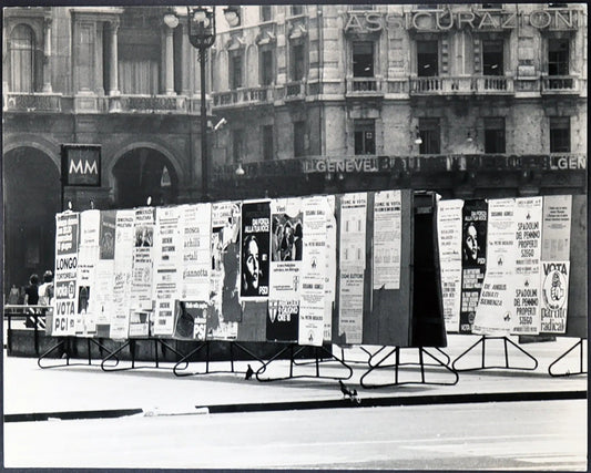 Manifesti elettorali in Duomo Milano 1976 Ft 2034 - Stampa 21x27 cm - Farabola Stampa ai sali d'argento