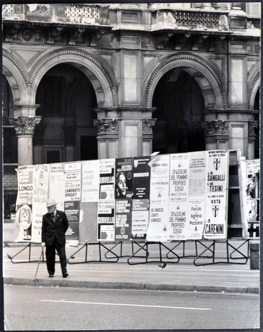 Manifesti elettorali in Duomo Milano 1976 Ft 2085 - Stampa 21x27 cm - Farabola Stampa ai sali d'argento