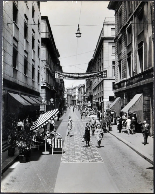 Milano Moquette in via Montenapoleone 1972 Ft 2194 - Stampa 21x27 cm - Farabola Stampa ai sali d'argento