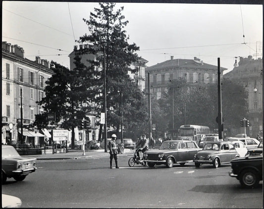 Milano Piazzale Oberdan 1969 Ft 2205 - Stampa 21x27 cm - Farabola Stampa ai sali d'argento
