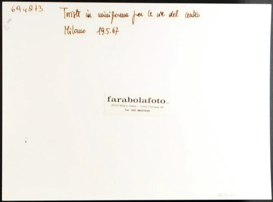 Turiste in minigonna Milano 1967 Ft 1396 - Stampa 24x18 cm - Farabola Stampa ai sali d'argento