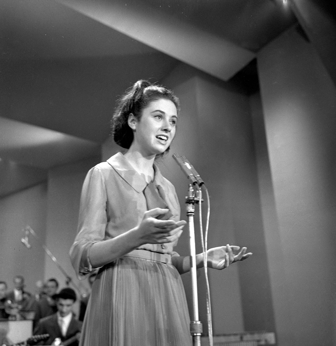 Gigliola Cinquetti al suo esordio al Festival di Sanremo, 1964. Copyright Farabola