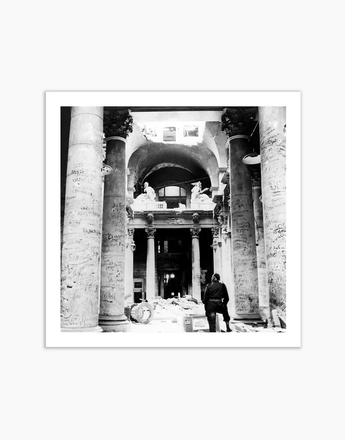Soldato tra le rovine del Reichstag, Berlino 1945