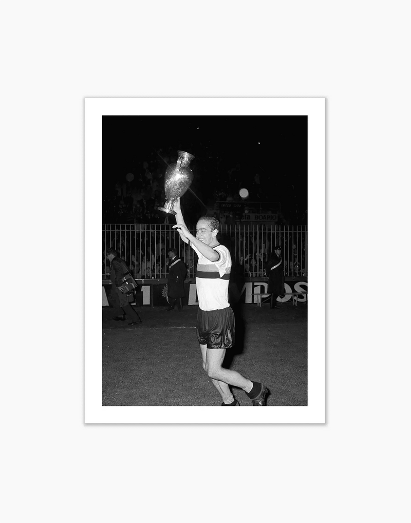 Suarez alza la Coppa Campioni, Inter 1965 — stampa fine art