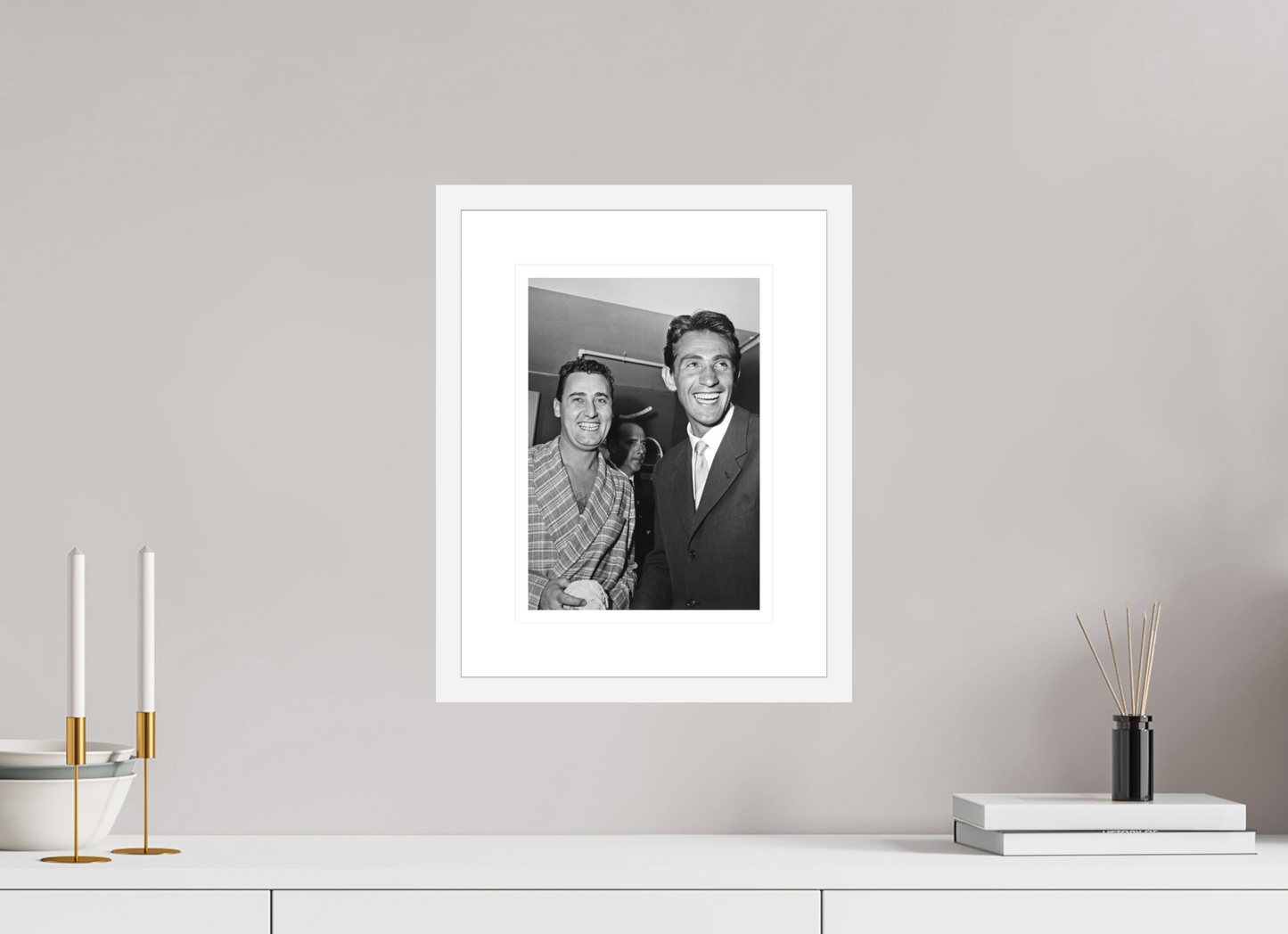 ISO A4 (21 x 29,7 cm), Cornice bianca Alberto Sordi e Walter Chiari, 1952