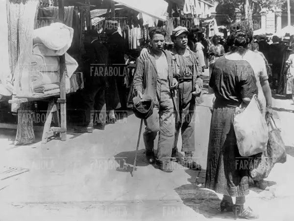 Mendicanti in una strada di Roma, 1900