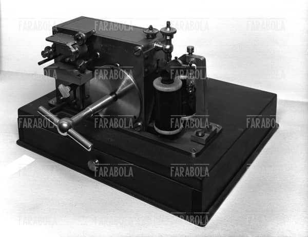 Milano ( Museo Scienza e Tecnica ) 
Nella foto: Ricevitore Morse per radiotelegrafia 
FARABOLAFOTO ( 84986 )