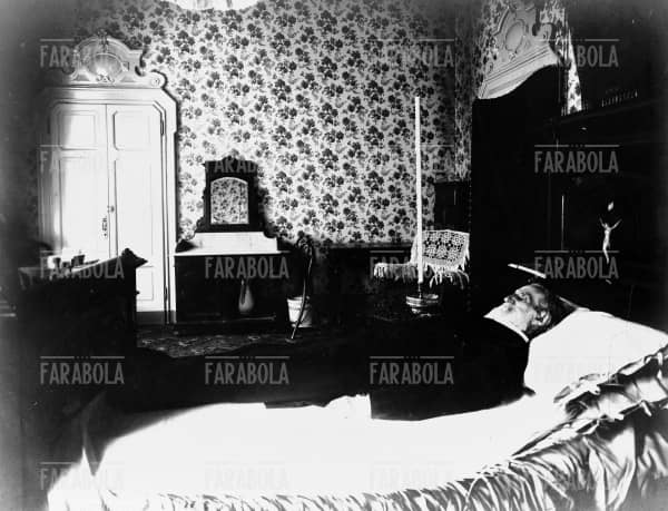 Milano, 27/01/1901 
Nella foto: la salma di Giuseppe Verdi distesa sul letto della camera del Grand Hotel et de Milan in cui è morto
@ArchiviFarabola [112119 A.I. oppure 15177?]