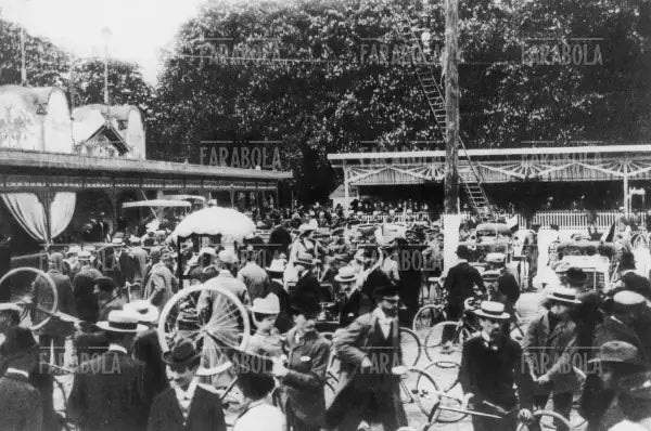 Pubblico in attesa dell'arrivo del primo Giro d'Italia, Milano, 1909
