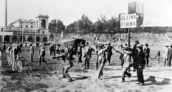Arrivo di Dario Beni, primo Giro d'Italia, Arena Civica, Milano, 1909