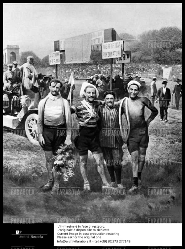 Milano - Arena Civica, 30/05/1909
1° Giro d'Italia
8a tappa Torino-Milano
Nella foto: disegno raffigurante il vincitore del Giro Luigi Ganna (primo da sin.) e Dario Beni (secondo da sin.), vincitore dell'ultima tappa (da L'Illustrazione Italiana)
@ArchiviFarabola [189774]