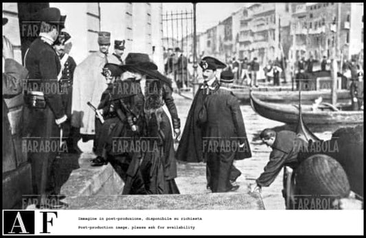 Venezia, 1910
Caso Tarnowska
Nella foto: la contessa Maria Tarnowska (Maria Nikolaevna O'Rourke), mandante dell'omicidio del suo amante, il conte Pavel Kamarowski, fotografata al suo arrivo alla Corte d'Assise per assistere al processo
@ArchiviFarabola [849762]