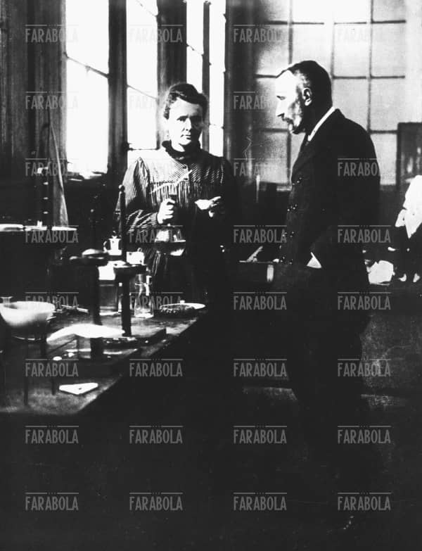 Nella foto: Maria CURIE ( Maria SLODOWSKA ) e Pierre CURIE nel loro laboratorio, premio Nobel per la chimica nel 1911, scoprì la radioattività, Premio Nobel per la Fisica nel 1903
FARABOLAFOTO / DC 15141