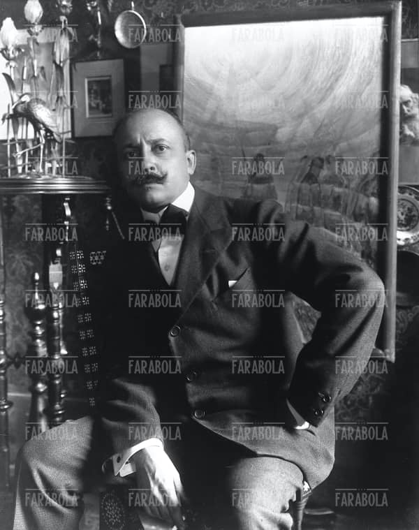 Nella foto: Lo scrittore Filippo Tommaso MARINETTI ( 1876 Alessandria d' Egitto - 1944 Bellagio, Como ) 
FARABOLAFOTO ( 465905 )