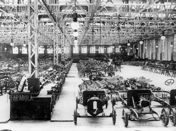 Torino - Anno 1911
Nella foto: il reparto costruzione autotelai nello Stabilimento FIAT di Corso Dante
FARABOLAFOTO ( 813811 )