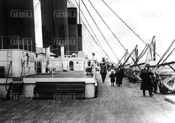 Milano 11/04/1962
50 anni fa, esattamente il 14 ed 15 aprile del 1912, il lussuoso e modernissimo piroscafo passeggeri britannico TITANIC, al suo viaggio inaugurale, si inabissava nell'Atlantico settentrionale per aver urtato contro un iceberg. Nel disastro perirono 1500 persone
Nella foto: uno visione di uno dei ponti del transatlantico TITANIC
FARABOLAFOTO 458385