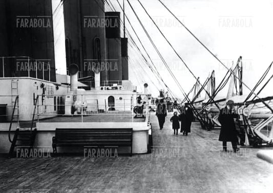 Milano 11/04/1962
50 anni fa, esattamente il 14 ed 15 aprile del 1912, il lussuoso e modernissimo piroscafo passeggeri britannico TITANIC, al suo viaggio inaugurale, si inabissava nell'Atlantico settentrionale per aver urtato contro un iceberg. Nel disastro perirono 1500 persone
Nella foto: uno visione di uno dei ponti del transatlantico TITANIC
FARABOLAFOTO 458385