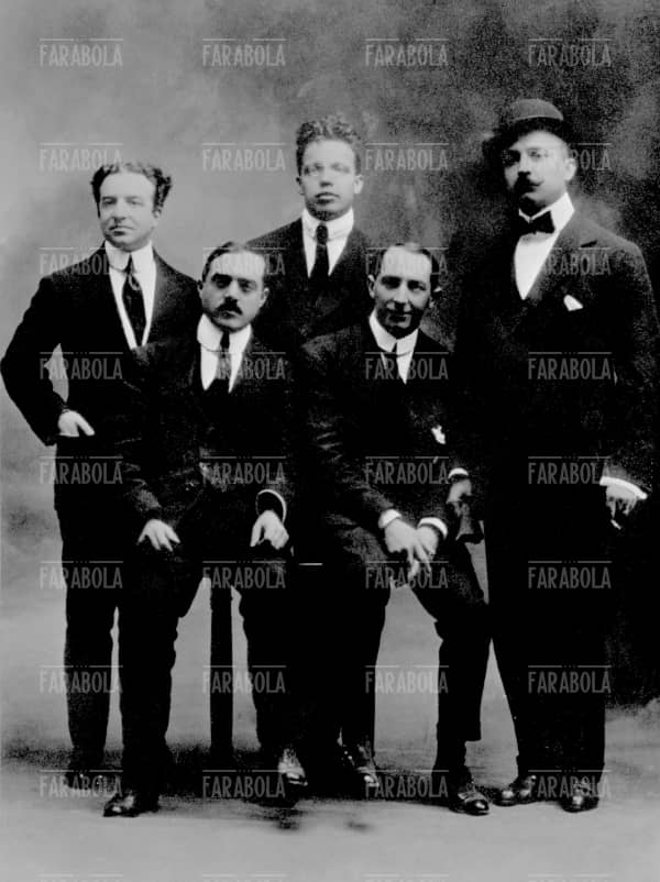 1914
Nella foto: (da sin.) Aldo PALAZZESCHI, Carlo CARRA', Giovanni PAPINI, Umberto BOCCIONI e Filippo Tommaso MARINETTI
FARABOLAFOTO ( 850115 )