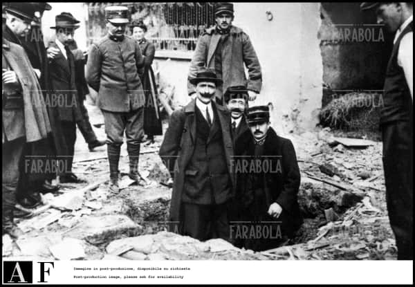 Milano, 1916
Prima Guerra Mondiale (1914-1918)
Bombardamenti aerei
Nella foto: i danni provocati da un bombardamento aereo in una strada nei pressi di Porta Romana
@AF [833060]

World War I
Air raid
The damage made by an air raid in a street close to Porta Romana (Milan)