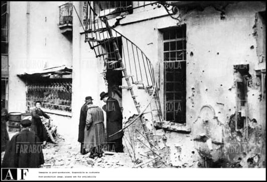 Milano

Prima Guerra Mondiale (1914-1918)

Bombardamenti aerei

Nella foto: i danni provocati da un bombardamento aereo in via Padova

@AF [833061]



World War I

Air raid

The damage made by an air raid in via Padova (Milan)