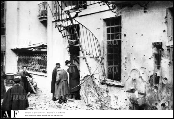 Milano

Prima Guerra Mondiale (1914-1918)

Bombardamenti aerei

Nella foto: i danni provocati da un bombardamento aereo in via Padova

@AF [833061]



World War I

Air raid

The damage made by an air raid in via Padova (Milan)
