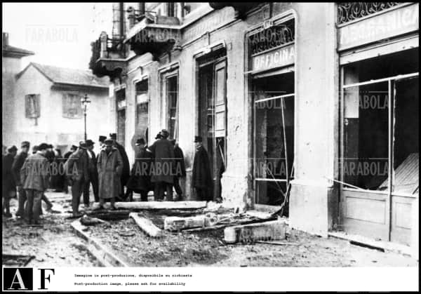 Milano

Prima Guerra Mondiale (1914-1918)

Bombardamenti aerei

Nella foto: i danni provocati da un bombardamento aereo in una strada nei pressi di Porta Romana

@AF [833062]

World War I

Air raid

The damage made by an air raid in a street close to Porta Romana (Milan)