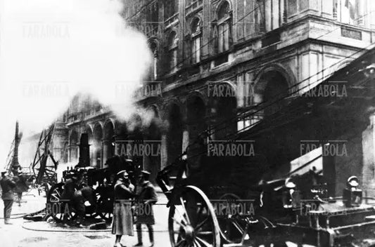 La Rinascente danneggiata da un incendio, Milano, 1918