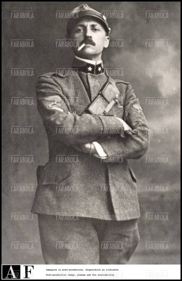 1918
Prima Guerra Mondiale
Nella foto: il poeta e scrittore Filippo Tommaso Marinetti fotografato in divisa da soldato
@Berzioli/ArchiviFarabola 

World War I
Filippo Tommaso Marinetti with the unform (1918)