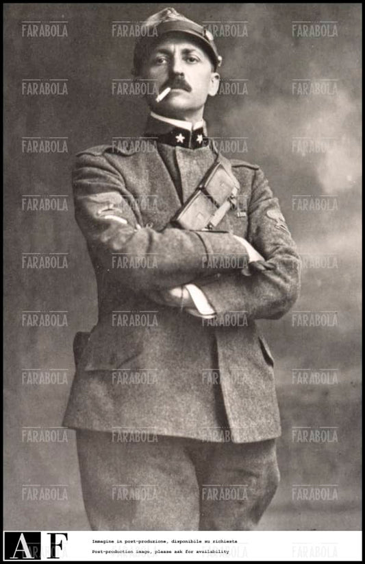 1918
Prima Guerra Mondiale
Nella foto: il poeta e scrittore Filippo Tommaso Marinetti fotografato in divisa da soldato
@Berzioli/ArchiviFarabola 

World War I
Filippo Tommaso Marinetti with the unform (1918)