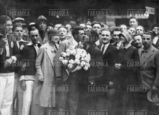 Luigi Marchisio vincitore del Giro d'Italia accolto dalla mamma, Torino, 1930