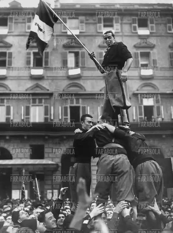 Piramide di giovani fascisti in Piazza San Carlo, Visita di Benito Mussolini a Torino, 1932