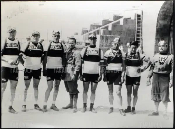 La squadra Olympia alla partenza del Giro d'Italia, Milano, 1932
