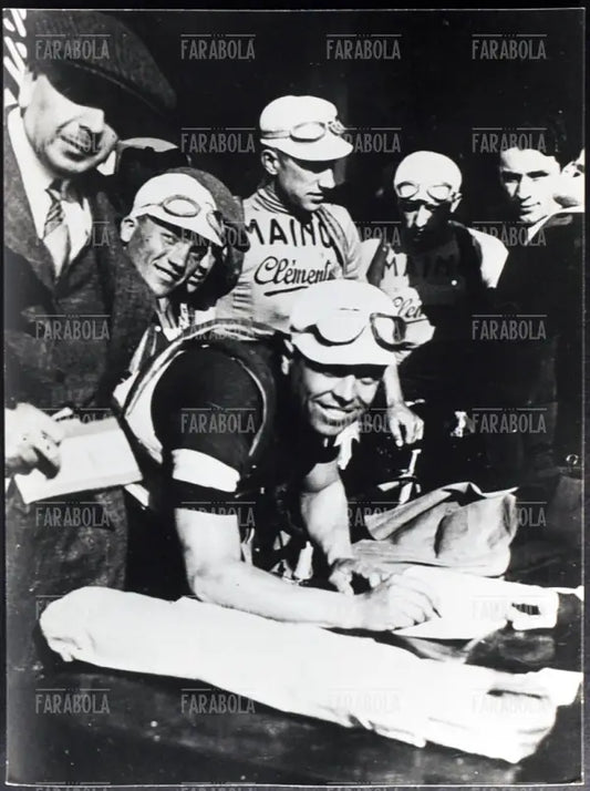 Learco Guerra alla firma di partenza del Giro d'Italia, Milano, 1934