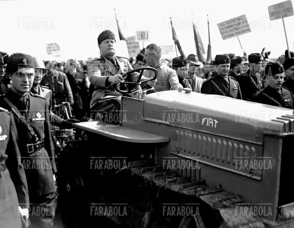 Benito Mussolini traccia il solco della fondazione di Aprilia, 1936