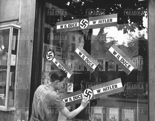 Vetrina con striscioni per l'incontro Mussolini-Hitler, Roma, 1940