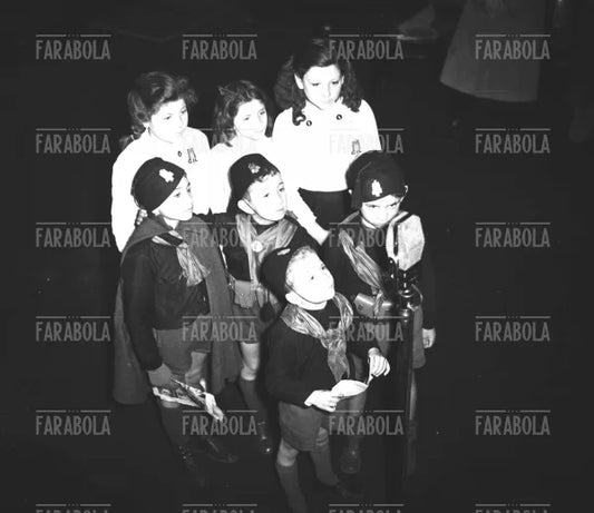 Balilla e Piccole Italiane durante una trasmissione radiofonica dell'EIAR, Roma, 1941