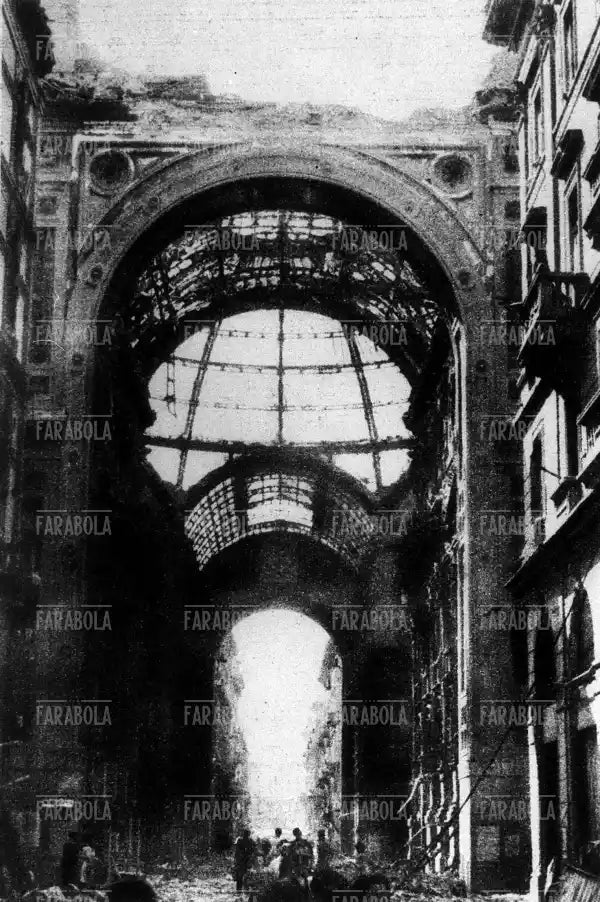 Galleria Vittorio Emanuele II bombardata, 1943