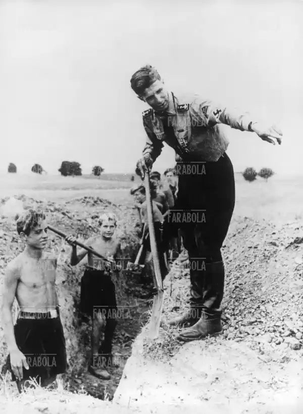Ragazzi della Hitlerjugend scavano trincee, Prussia Orientale, II Guerra Mondiale, 1944